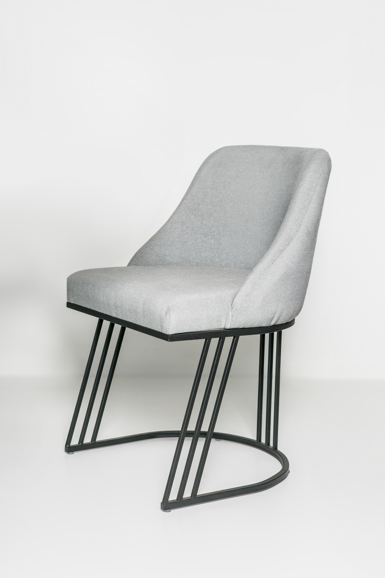 Cadeira Poltrona Veneza Áster para Sala Quarto Recepção Descanso Mesa Decorativa em Metal Móveis Decoração