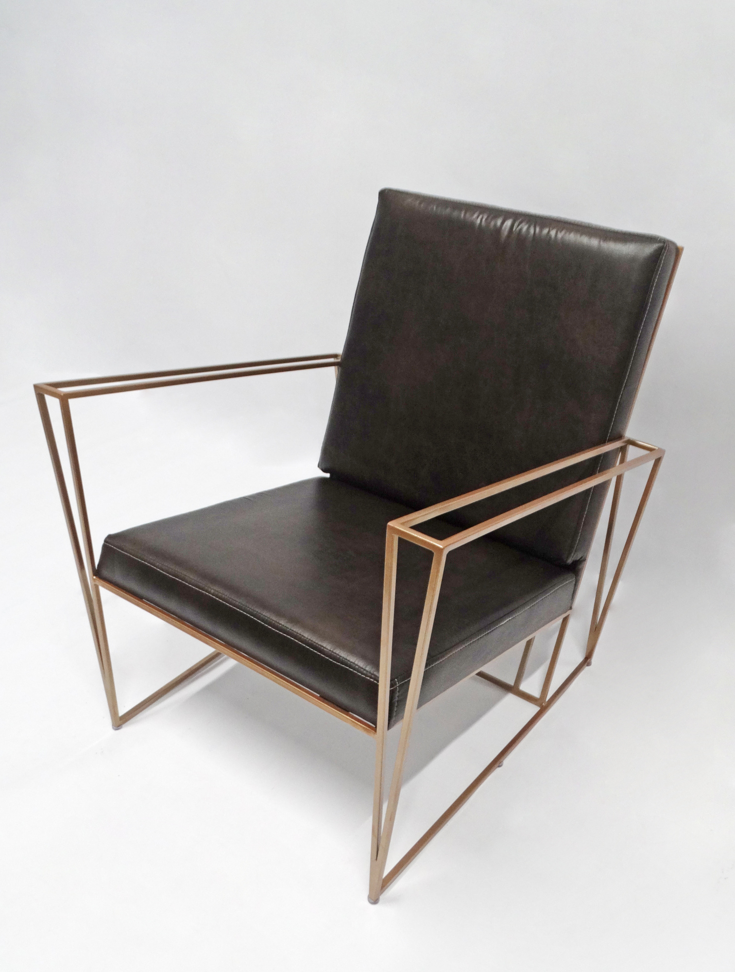 Poltrona Gênova para Sala Quarto Recepção Descanso Cadeira Decorativa em Metal Móveis Decoração